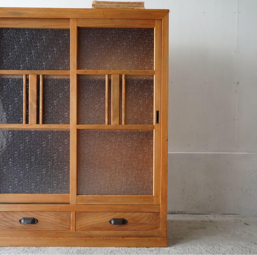 ダイヤガラスのキャビネット