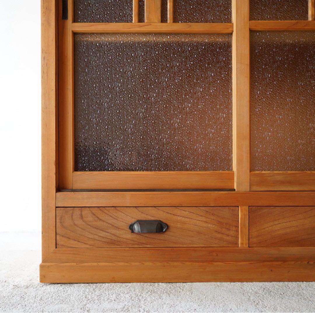 ダイヤガラスのキャビネット