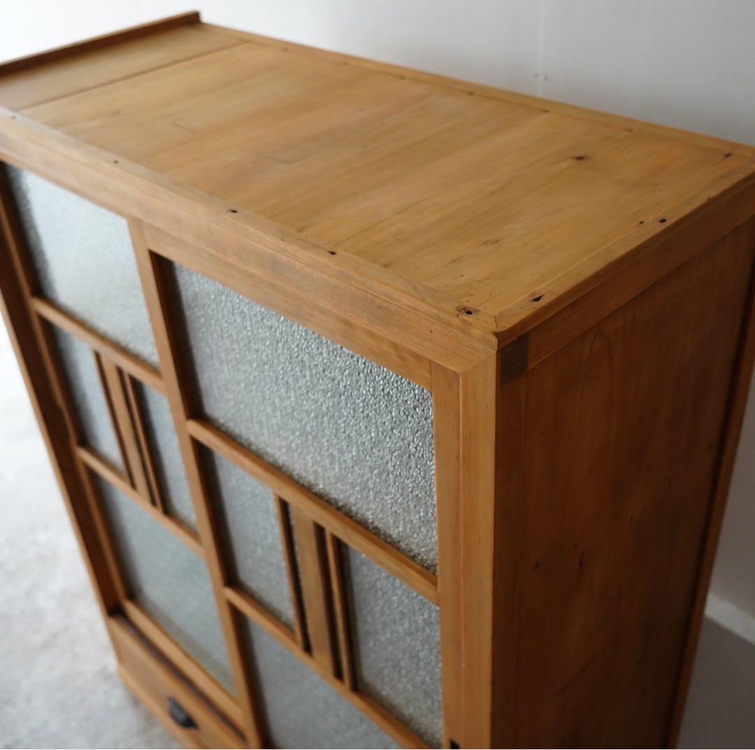 ダイヤガラスのキャビネット