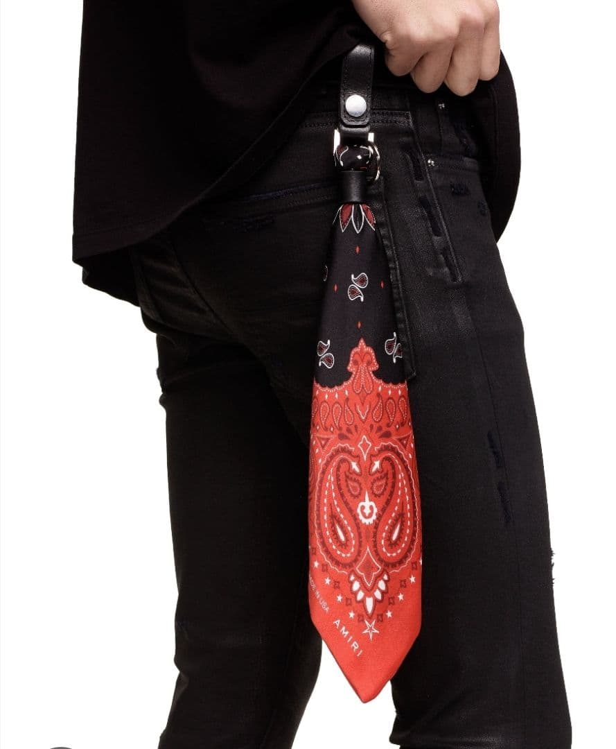 AMIRI バンダナ キーチェーン 黒のペイズリー柄 バンダナ アミリ