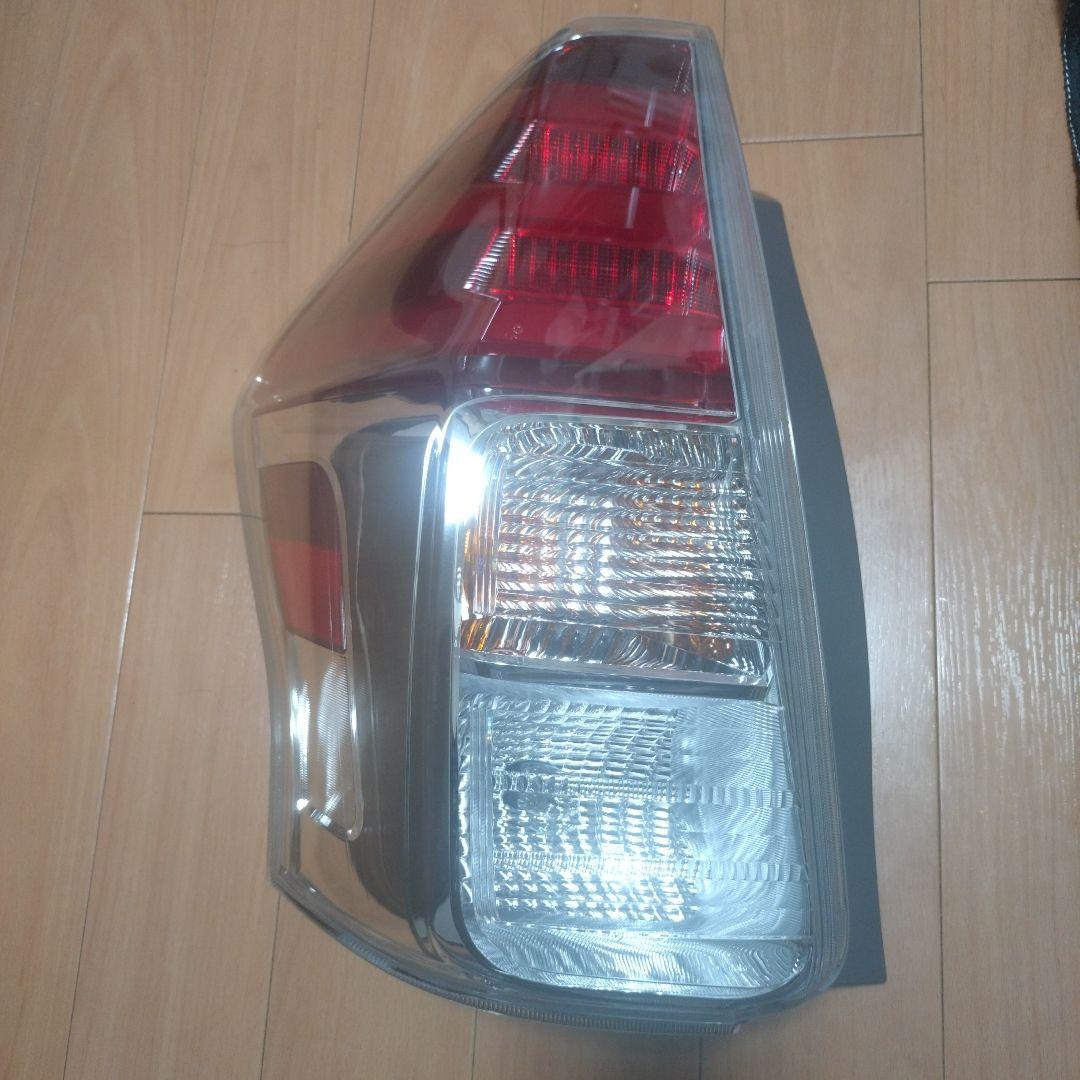 プリウスα 純正テールレンズ 左のみ