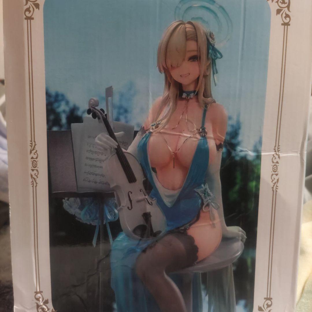 バイオリンを持つセクシーなフィギュア