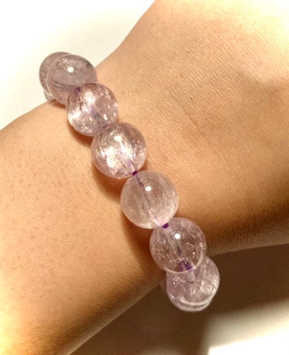 【るい】クンツァイト　虹玉あり　大玉12ミリ　内径16.8センチ