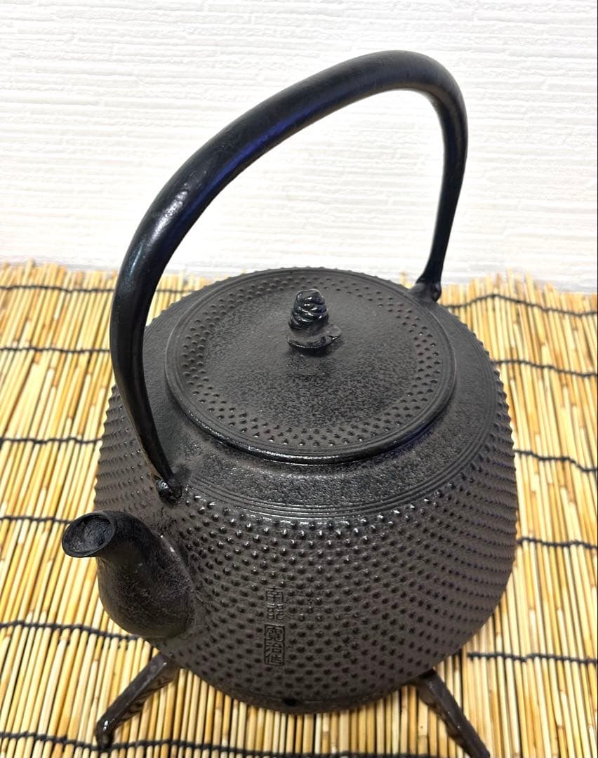 未使用品　南部伝統工芸士 及川寛治作真作保証　九重形１５型アラレ　南部鉄瓶　鉄瓶