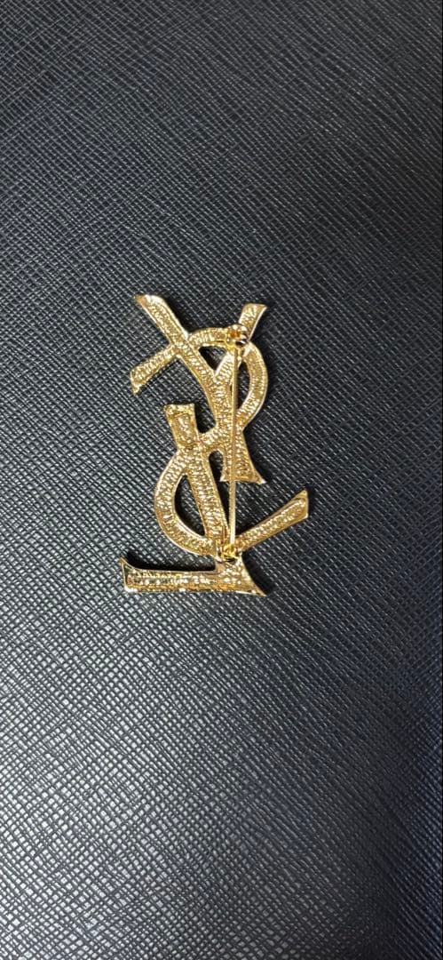 YSL ロゴ ブローチ ストーン装飾