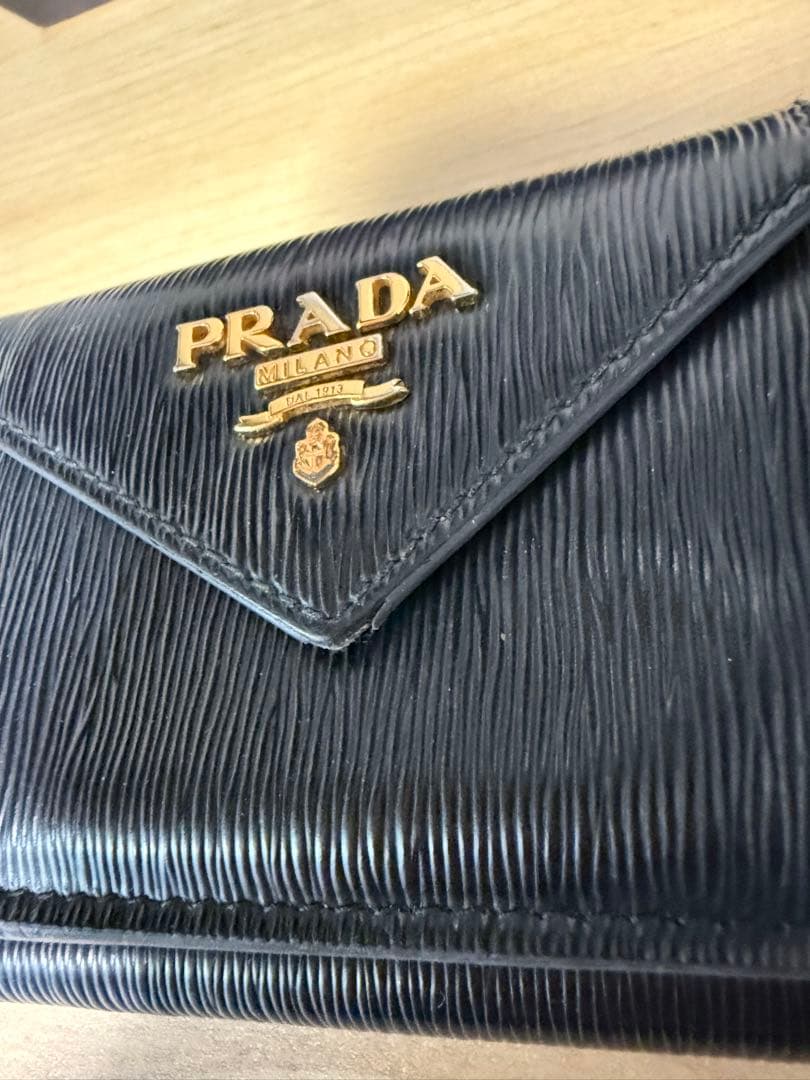 か*な様 PRADA 三つ折り財布 ブラック　レター型 ヴィッテロムーブ