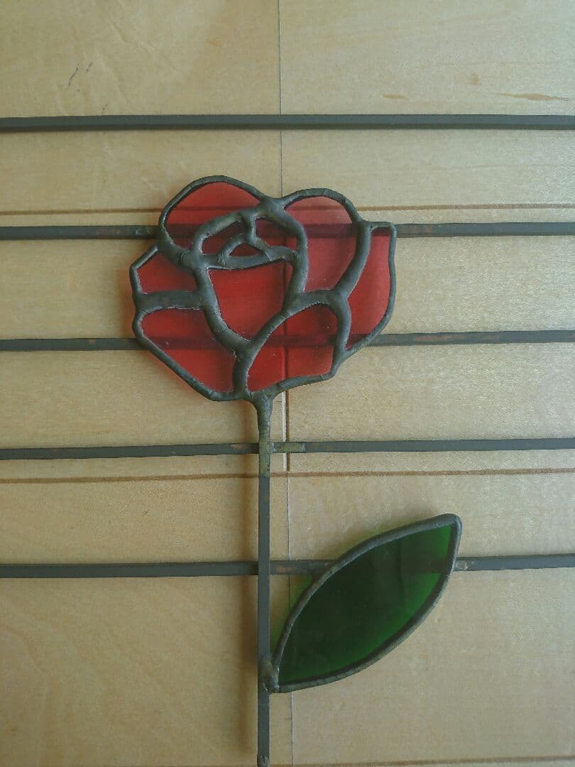 ステンドグラス 音符、音楽、ゴ−ルドピンク、ルームアクセサリー、。バラのパネル