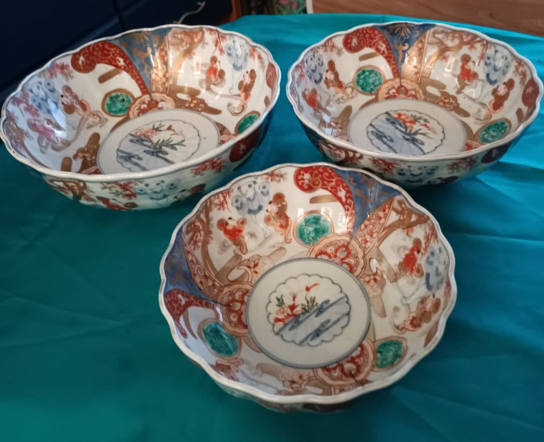 古伊万里　金彩染め付け　赤絵唐子人物絵　三つ鉢揃い　菓子鉢　美術品　江戸期