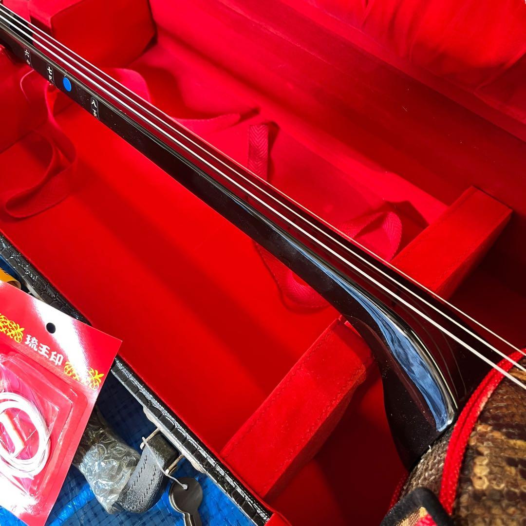 【極美品】沖縄 三線 本蛇革 強化張り 黒塗り棹 蛇皮 ハードケース 爪 調子笛