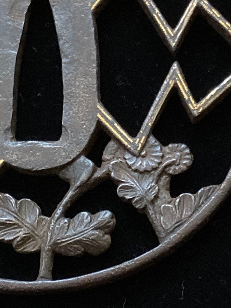 【特別保存刀装具】菊熨斗図透鐔 無銘京正阿弥　鉄地丸形透鍔