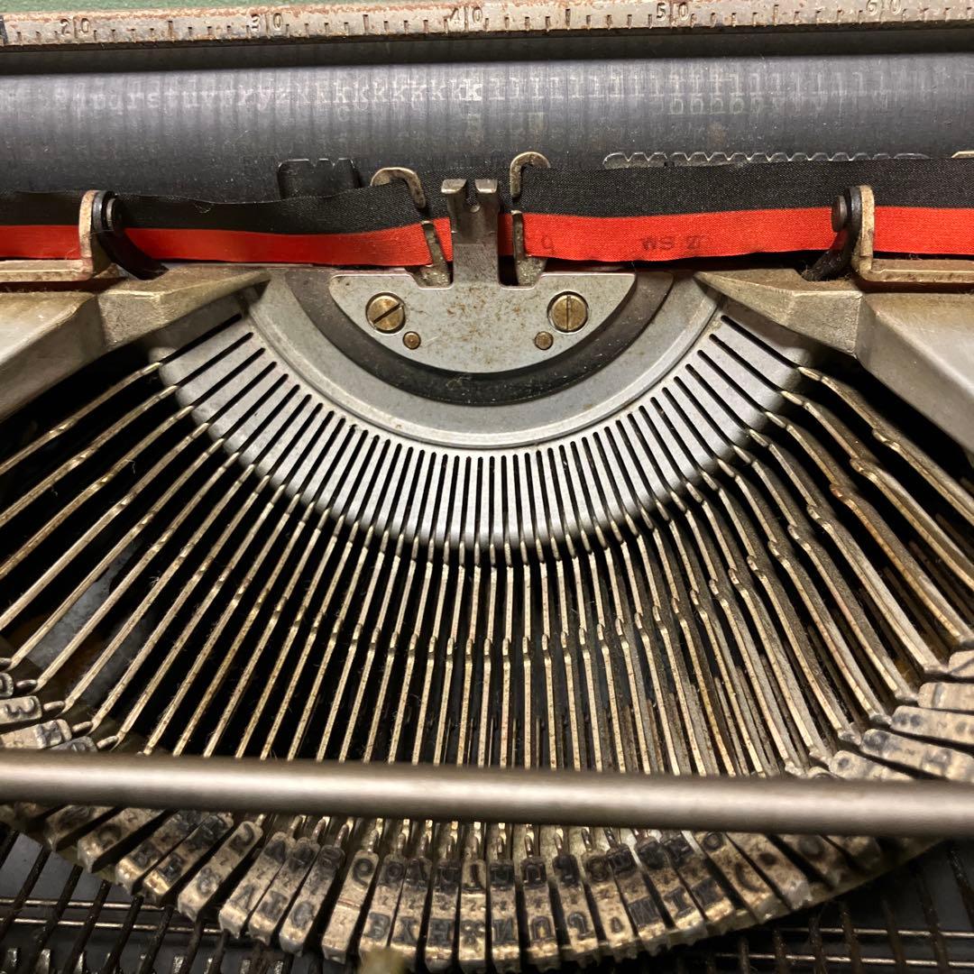ほぼ完動品　タイプライターOlivetti Lettera 32 #497