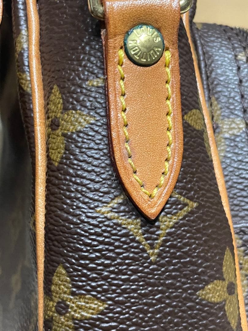 ストラップ根元も綺麗です。Amazon