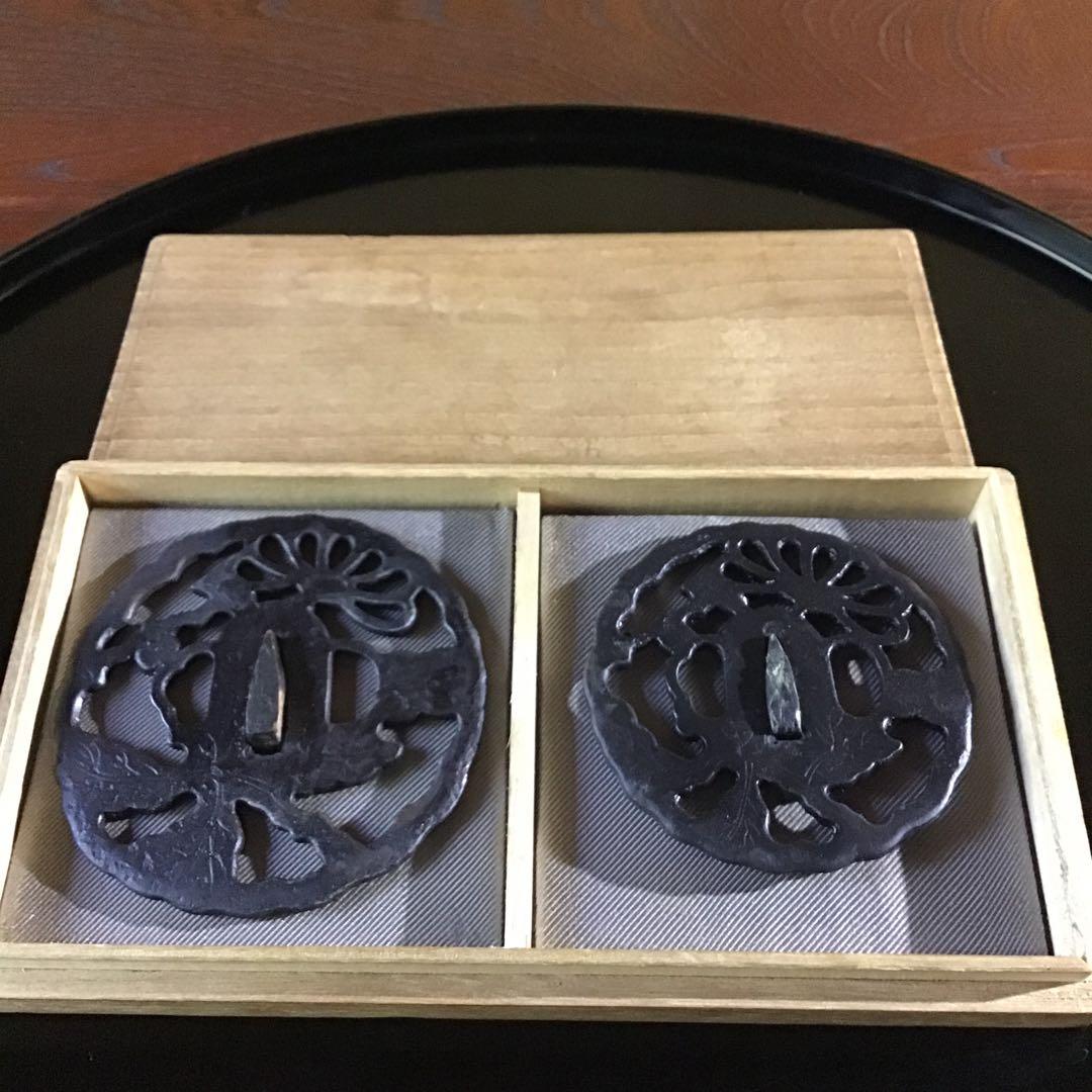 鐵地菊花透かし大小鍔　桐箱付　　　　　　　書鍔箱