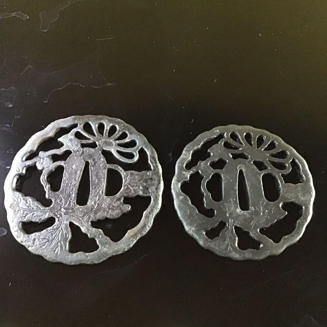 鐵地菊花透かし大小鍔　桐箱付　　　　　　　書鍔箱