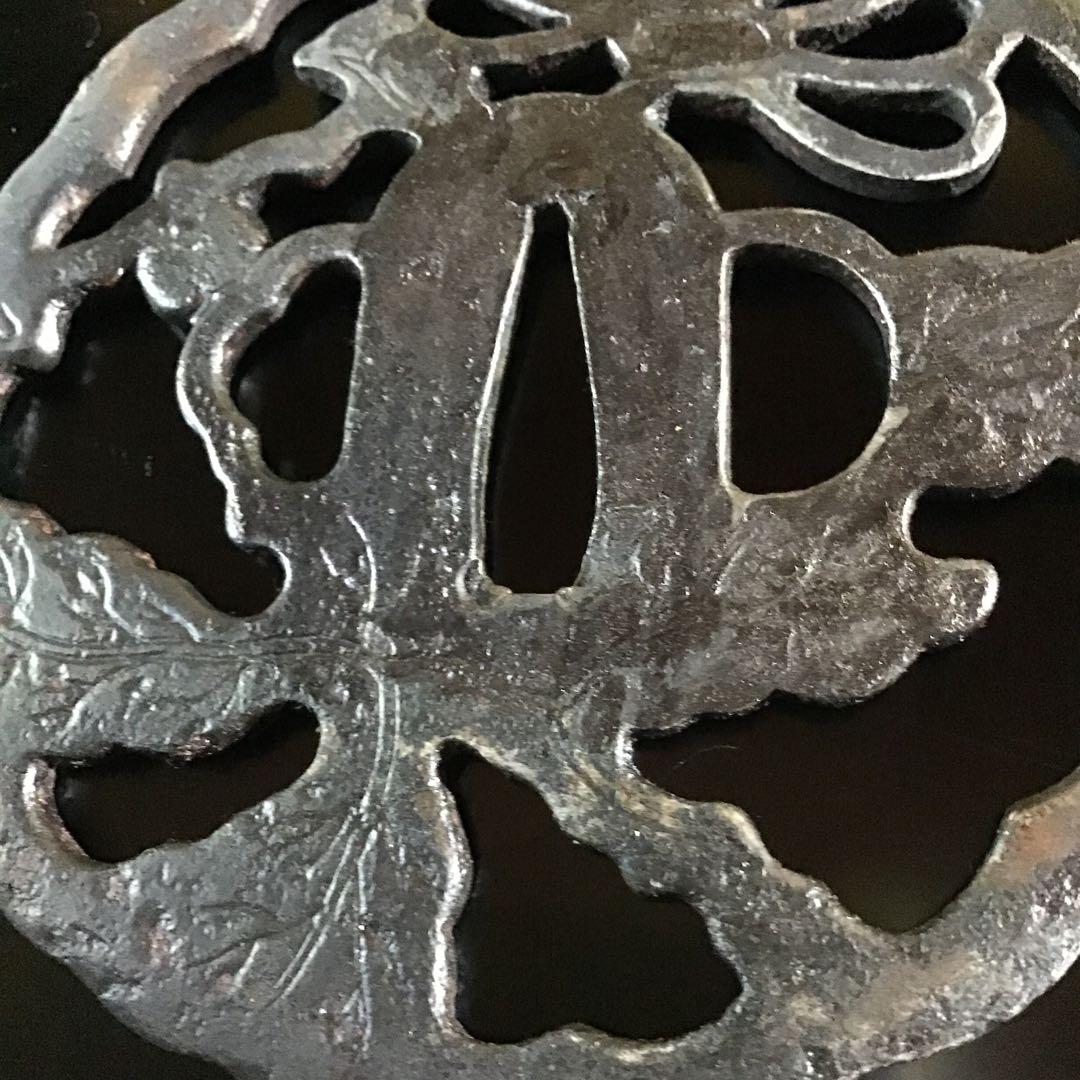 鐵地菊花透かし大小鍔　桐箱付　　　　　　　書鍔箱