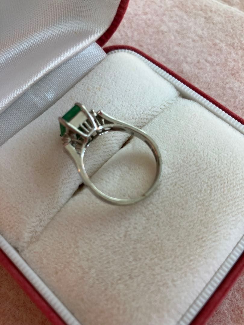 エメラルドの指輪