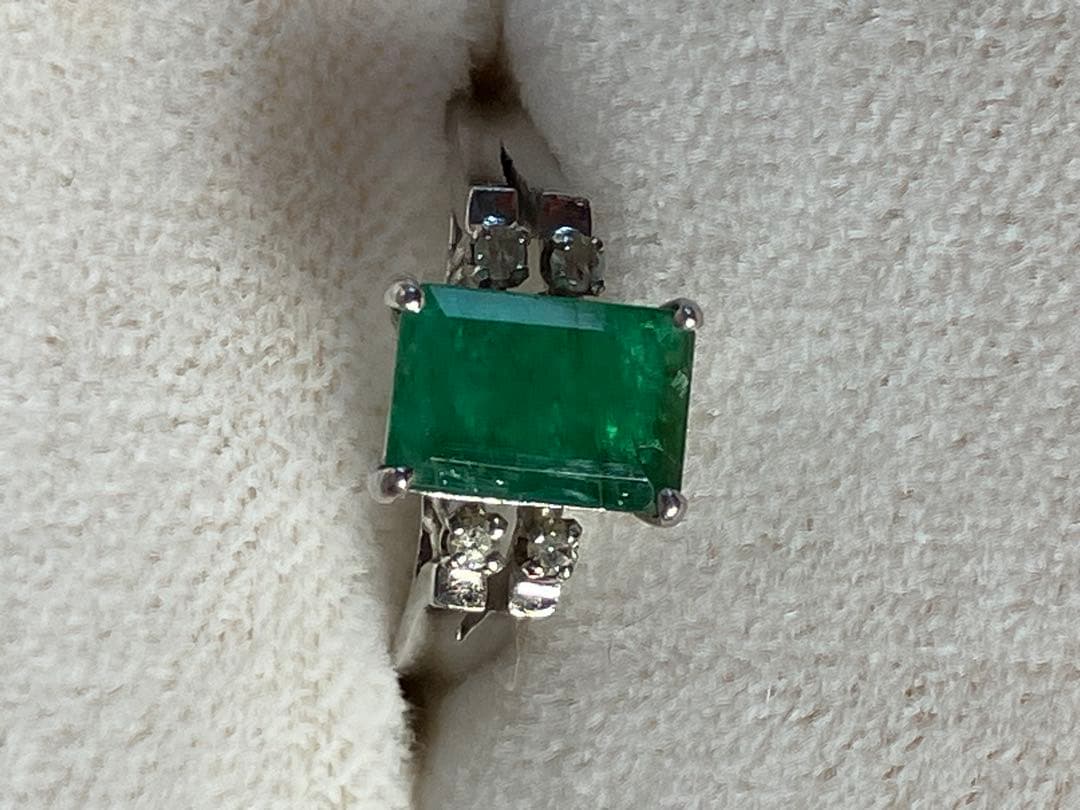 エメラルドの指輪