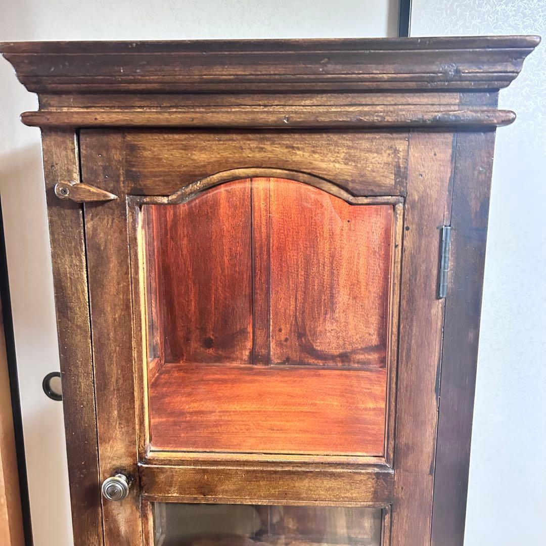 照明付き アンティーク調ガラスキャビネット 鍵付き