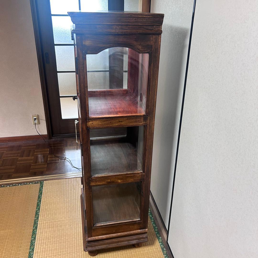照明付き アンティーク調ガラスキャビネット 鍵付き