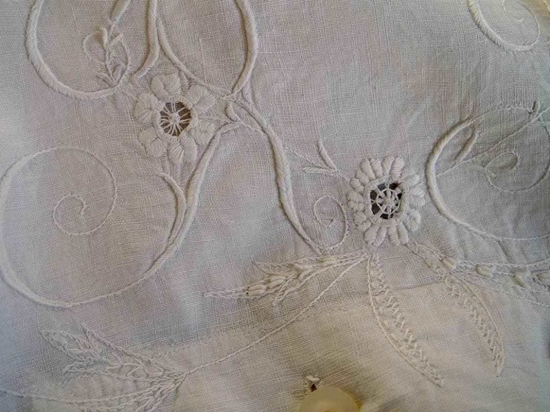 手刺繍とクロシェレース ピローケース2枚 貝ボタン かぎ針レース /K367