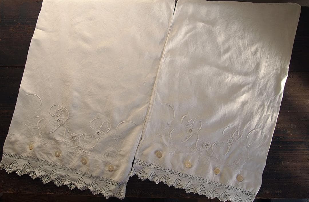 手刺繍とクロシェレース ピローケース2枚 貝ボタン かぎ針レース /K367