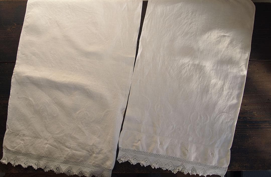 手刺繍とクロシェレース ピローケース2枚 貝ボタン かぎ針レース /K367