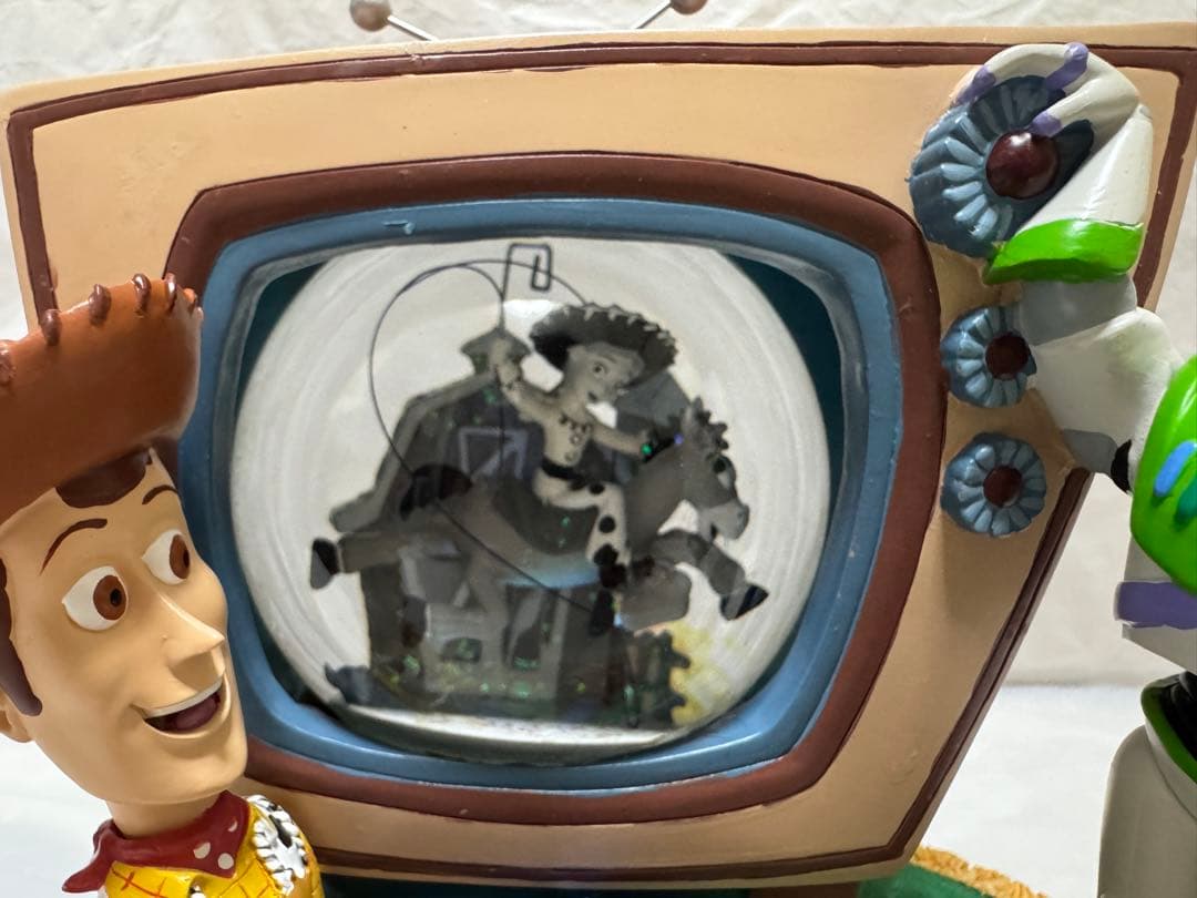 ディズニーストア トイストーリー2 TV型 オルゴール付きスノーグローブ