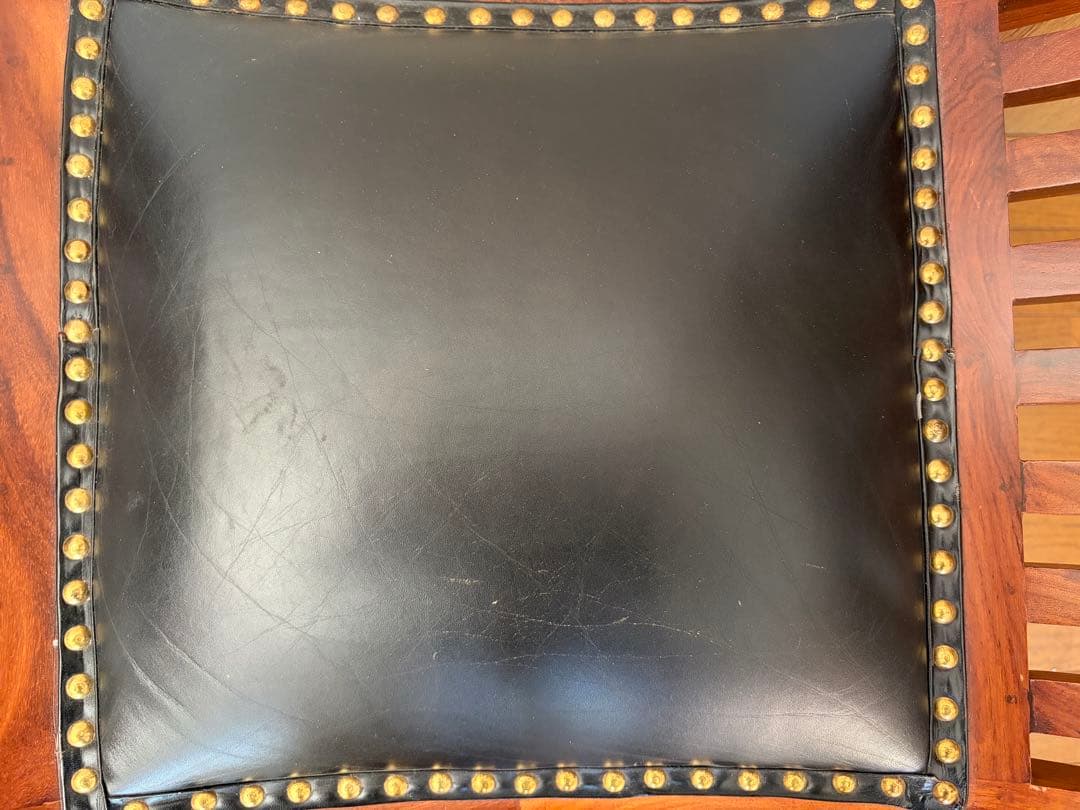 カルティニチェア 鋲打ち スツール レザー 革張 椅子　アジアン　猫足　猫脚