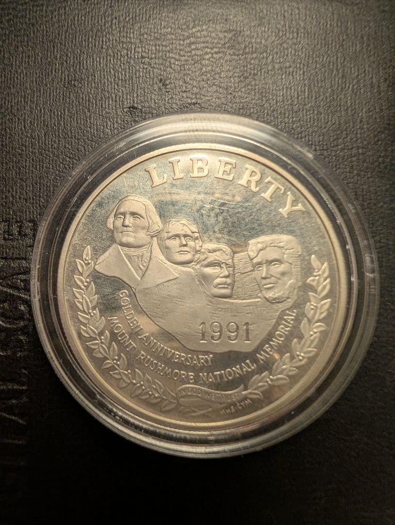 ラシュモア山国立記念碑完成50周年記念の1ドル銀貨