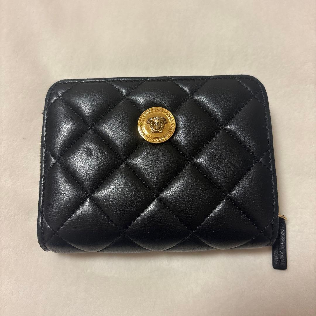 VERSACE 黒 キルティング 二つ折り財布　箱付き