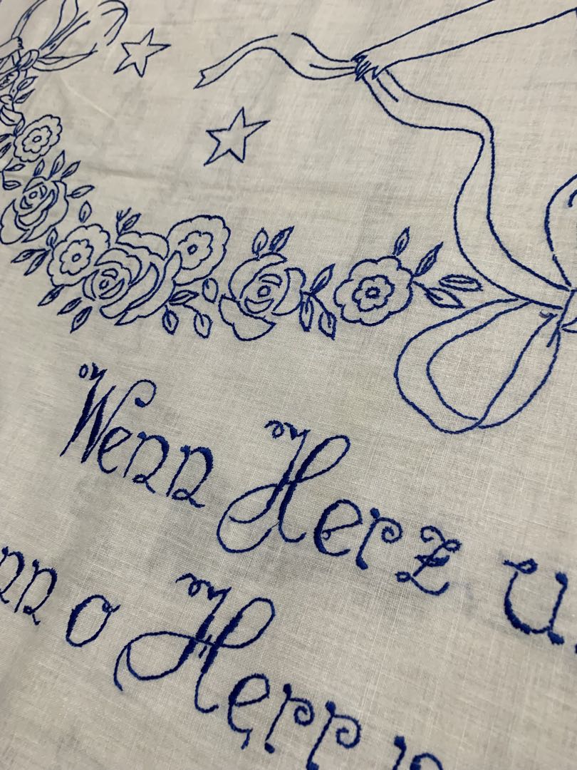 フランスアンティーク　大型145㎝の天使と文字が刺繍された可愛い過ぎるカーテン！