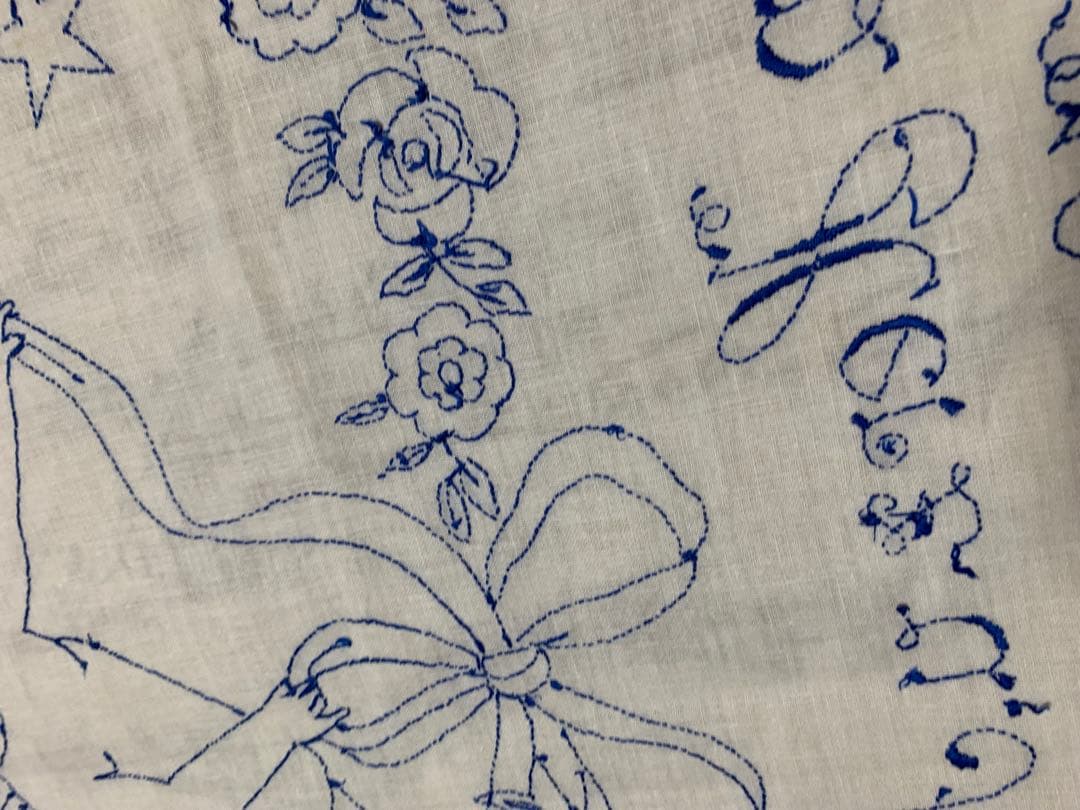 フランスアンティーク　大型145㎝の天使と文字が刺繍された可愛い過ぎるカーテン！