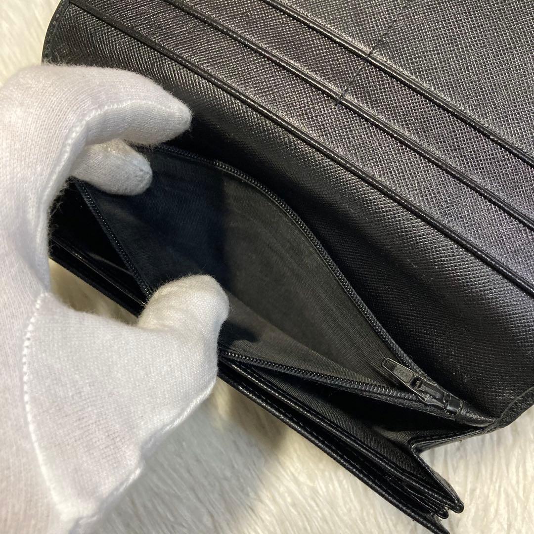 特別セール 美品　人気　PRADA プラダ　長財布　折り財布　大収納　三角　黒
