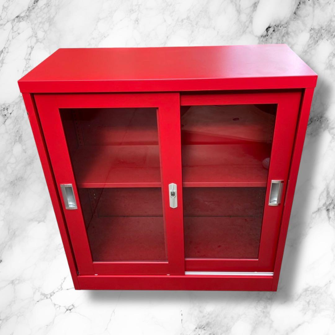①レッドカラーキャビネット ガラス引き戸付き収納棚 スチール製 ヴィンテージ風