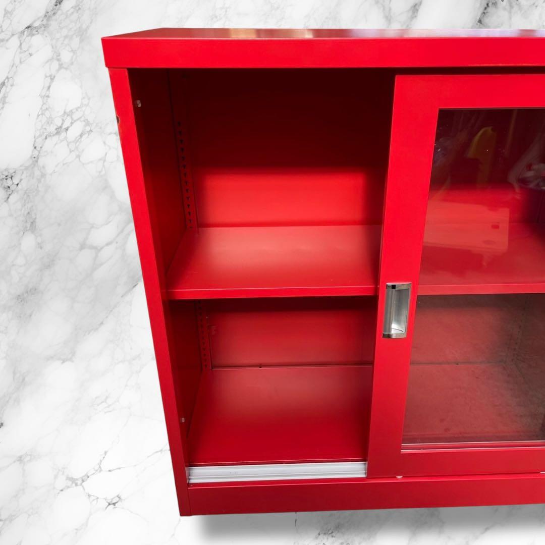 ①レッドカラーキャビネット ガラス引き戸付き収納棚 スチール製 ヴィンテージ風