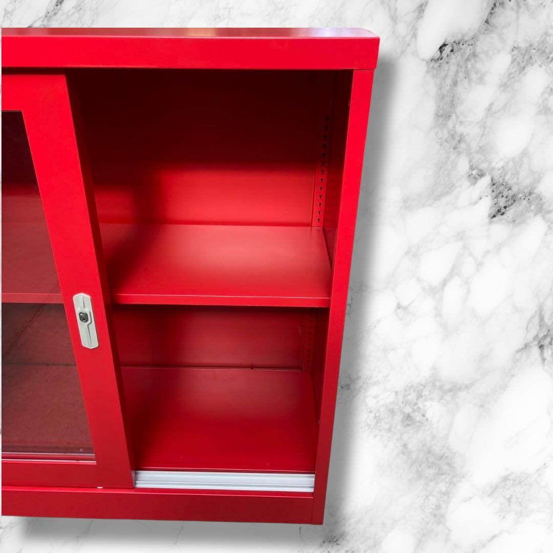 ①レッドカラーキャビネット ガラス引き戸付き収納棚 スチール製 ヴィンテージ風