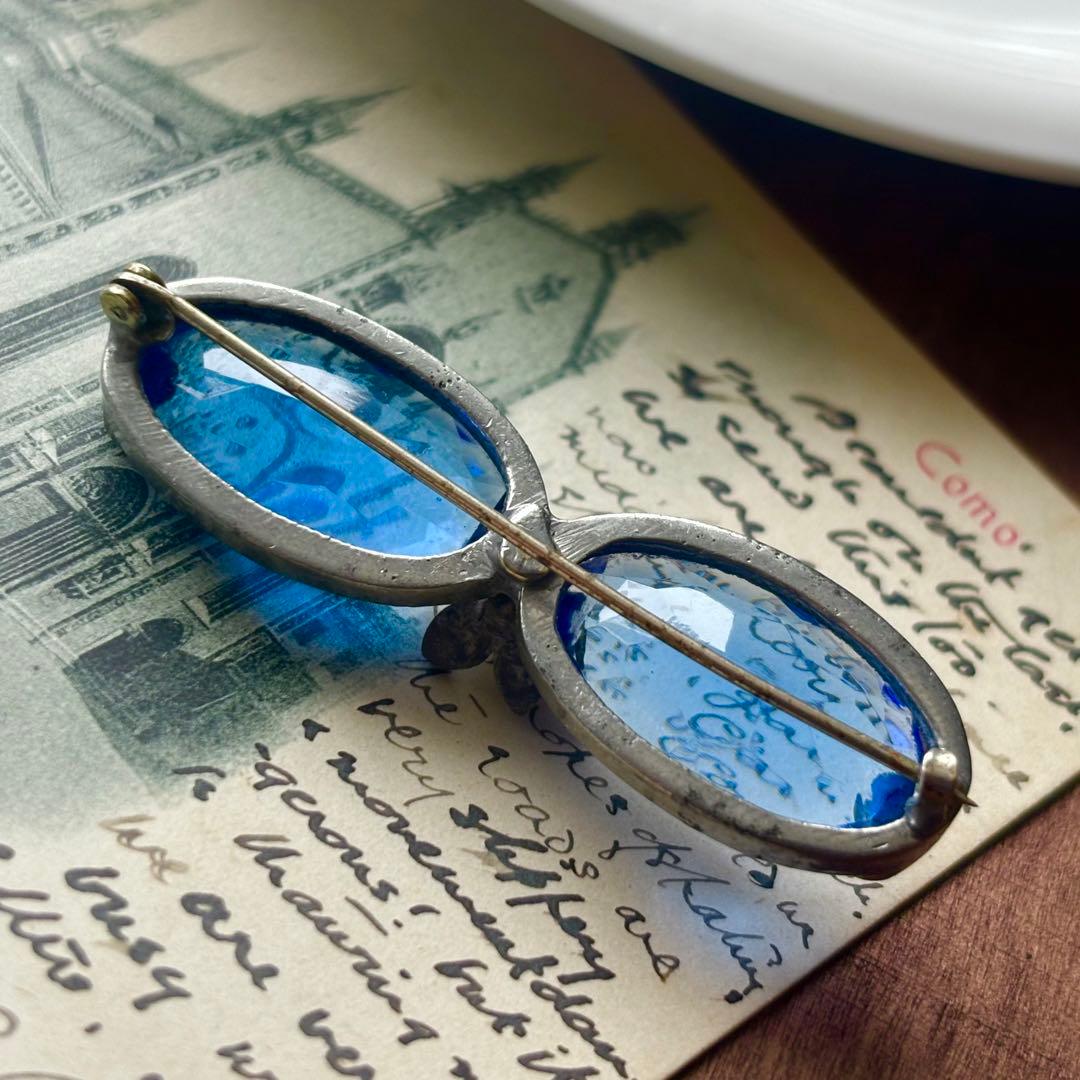 687アンティーク1890's古ガラスCzechoslovakia製ボウブローチ