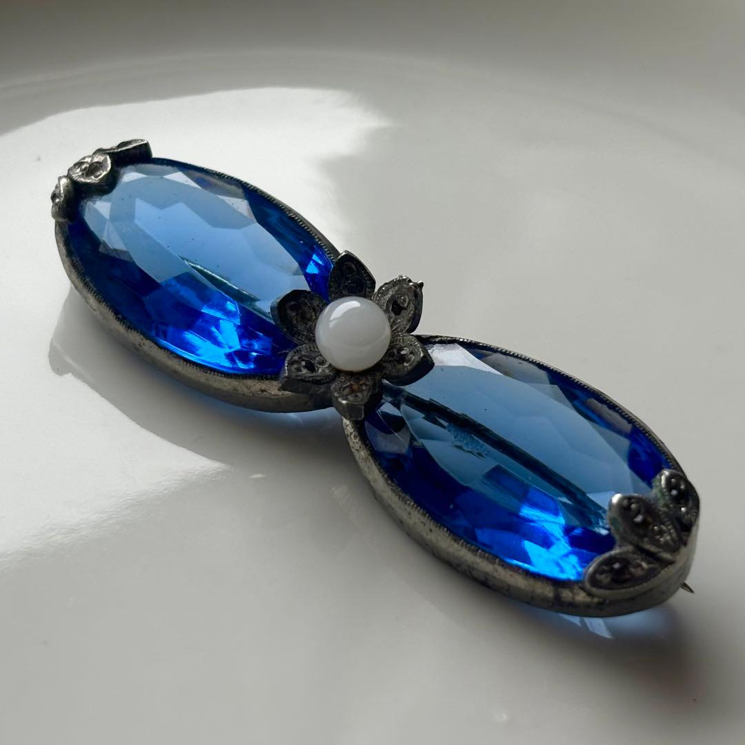 687アンティーク1890's古ガラスCzechoslovakia製ボウブローチ