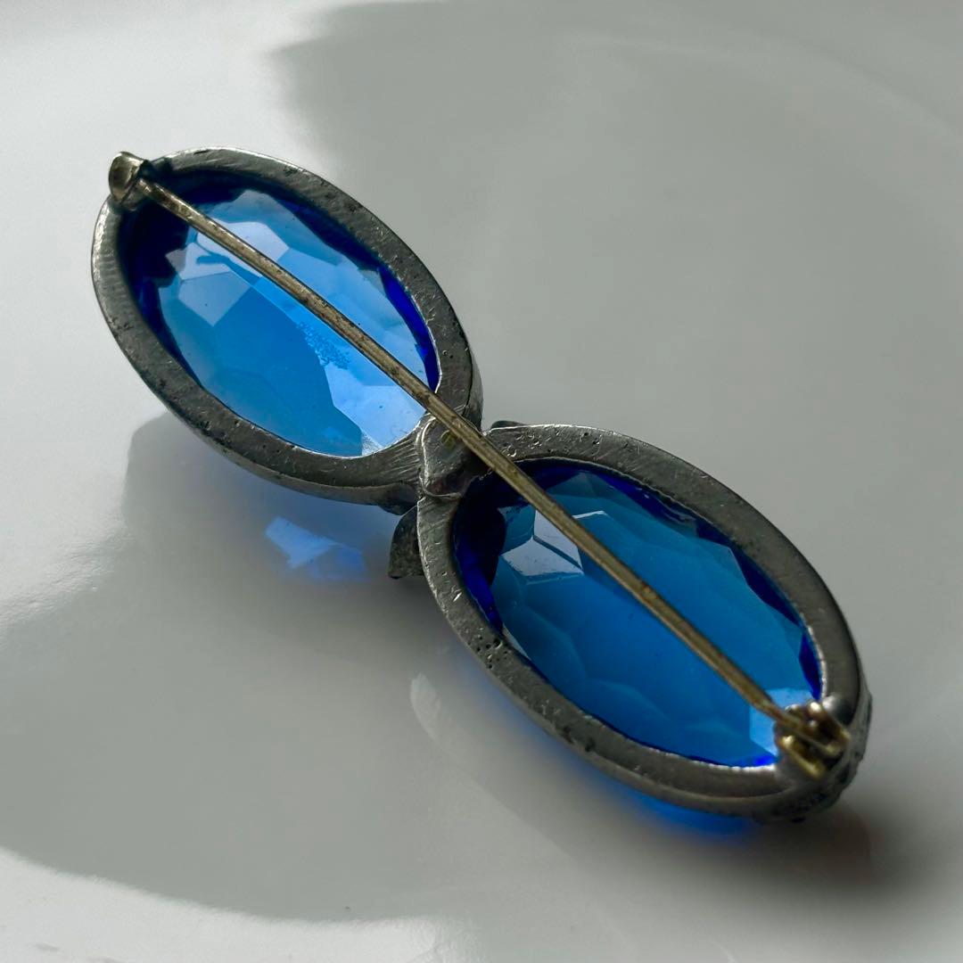 687アンティーク1890's古ガラスCzechoslovakia製ボウブローチ