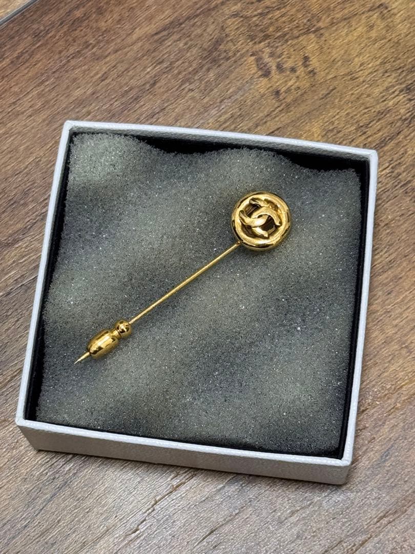 CHANEL ゴールド ロゴ ブローチ 箱付き