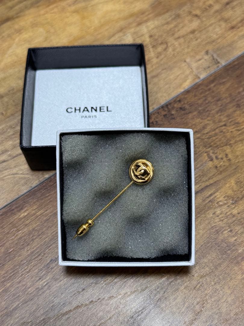 CHANEL ゴールド ロゴ ブローチ 箱付き