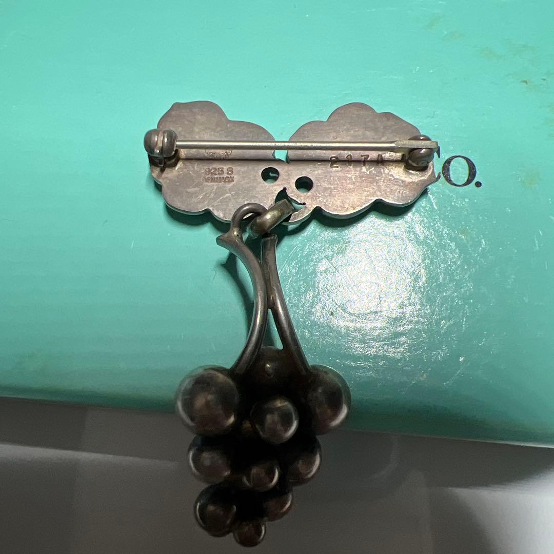 ジョージジェンセンの1992年イヤーペンダントでラピスラズリが使われ。￼