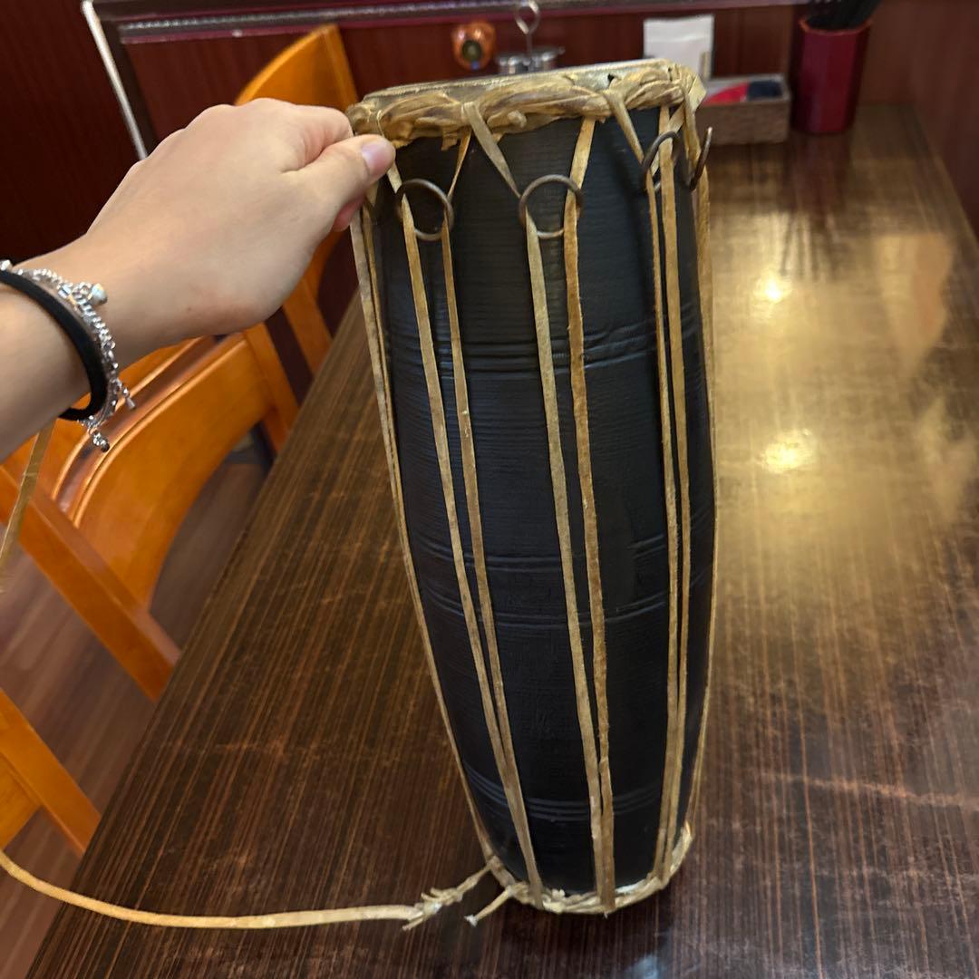 ネパールの楽器(マダル) 和太鼓 黒色 円筒形 ストラップ付き