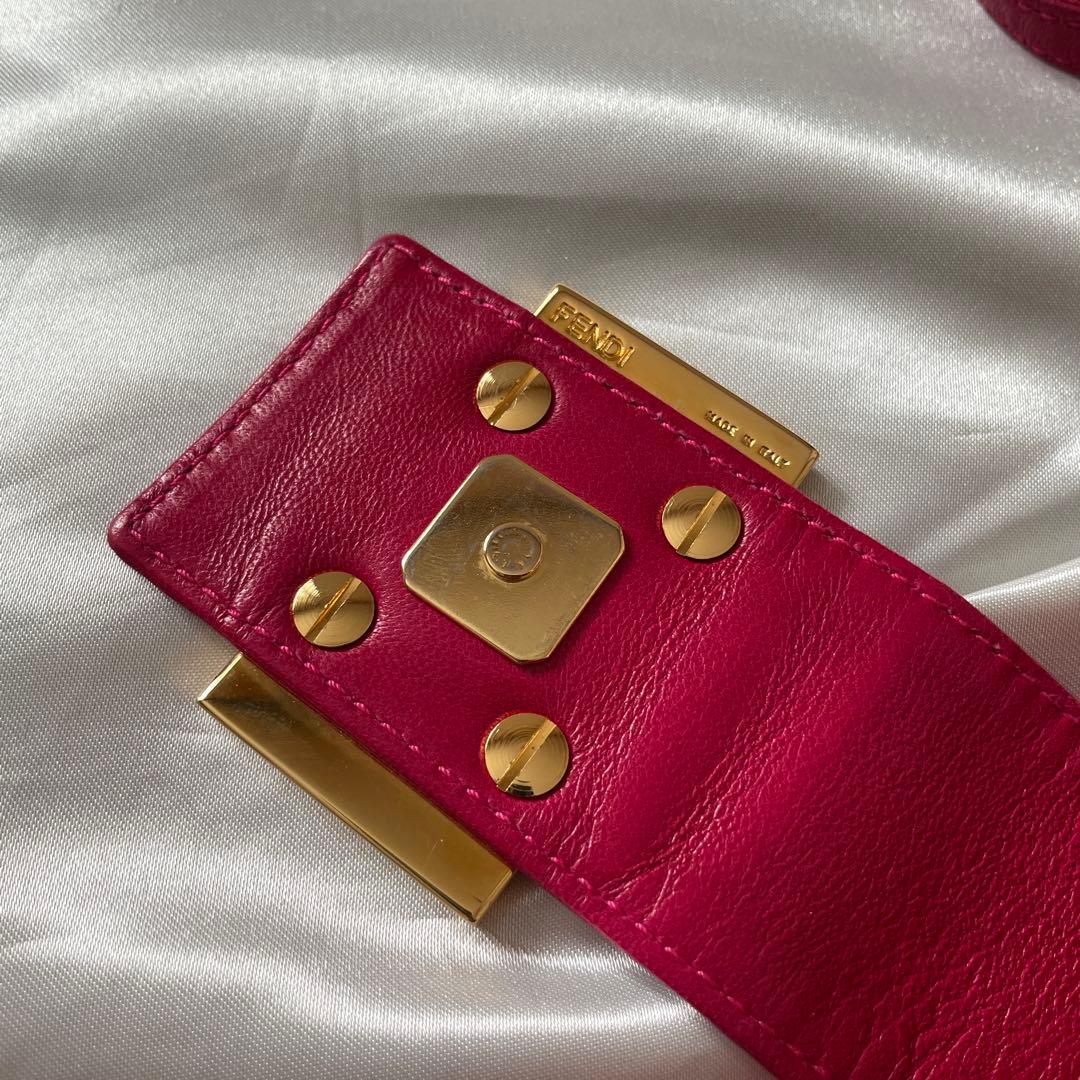 Fendi ピンク スエード ショルダーバッグ　マンマバケット