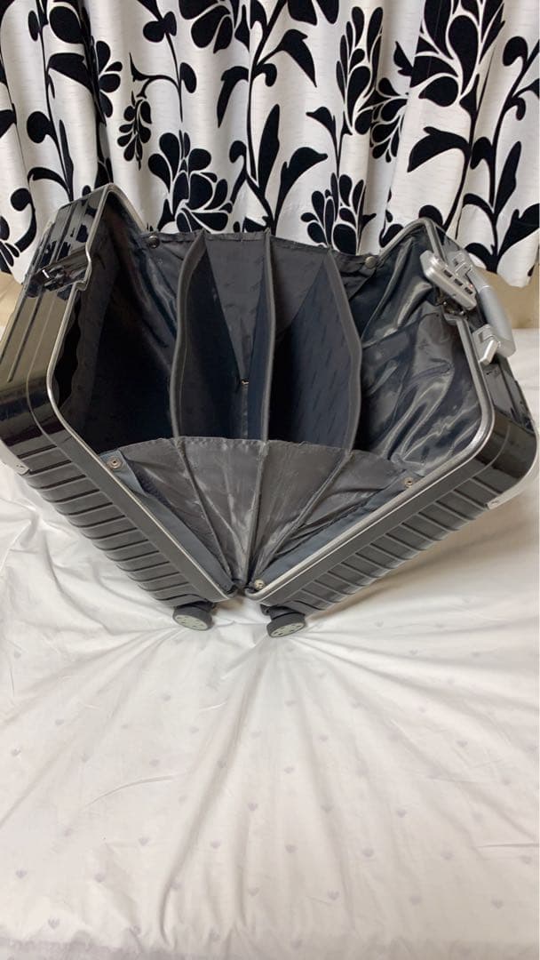 リモワキャリーバック LIMBO 28L 機内持ち込み サイズ