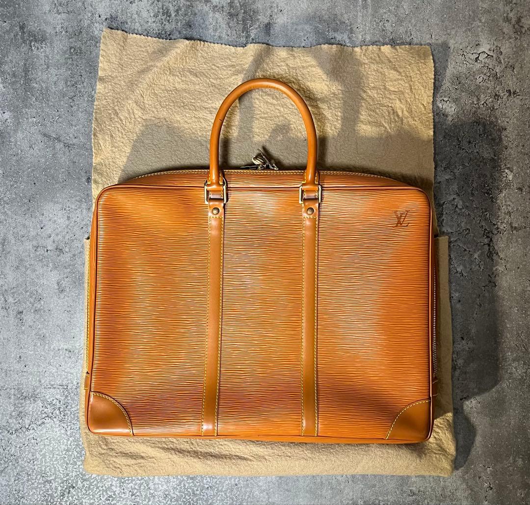 ルイヴィトン　エピ　ポルト ドキュマン・ヴォワヤージュ　ジパングゴールド