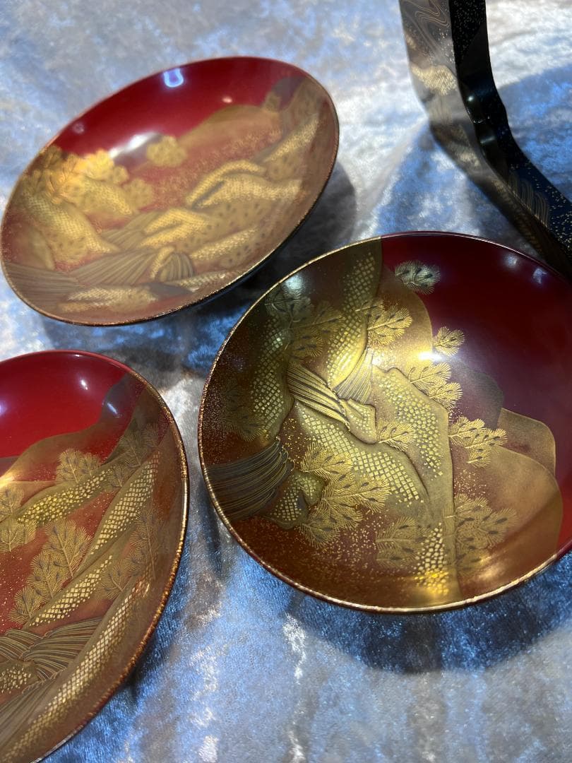 金蒔絵の三宝と三つ組み盃のセット　山水紋　松紋　合わせ箱