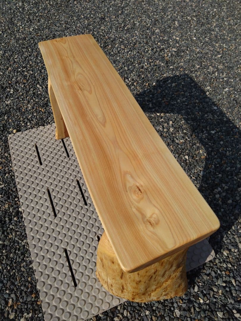檜のベンチ83　天板は節無しで綺麗　脚は杉の丸太半切❕　リビング、食卓のベンチに