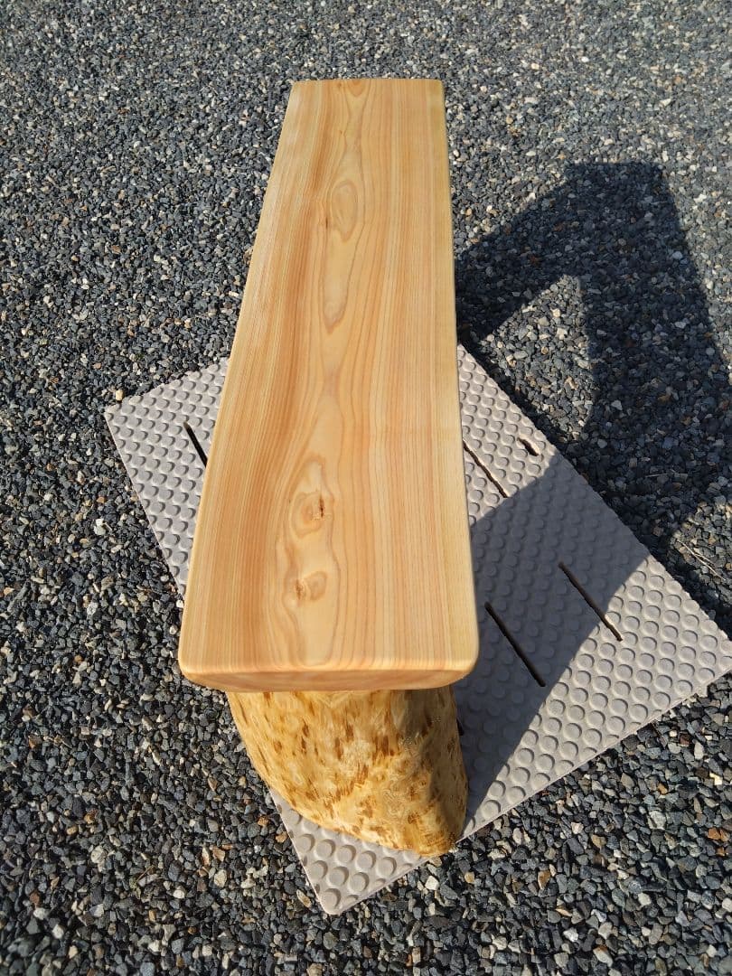 檜のベンチ83　天板は節無しで綺麗　脚は杉の丸太半切❕　リビング、食卓のベンチに