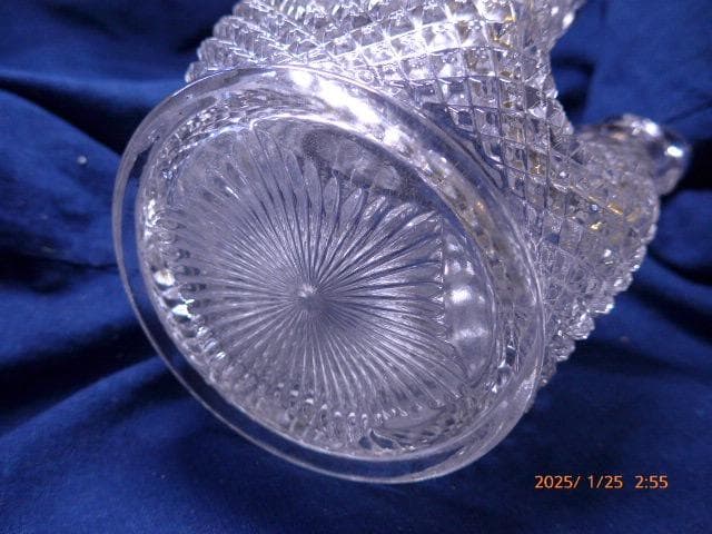 アンティークガラスの花瓶です。60年代のものだと思います